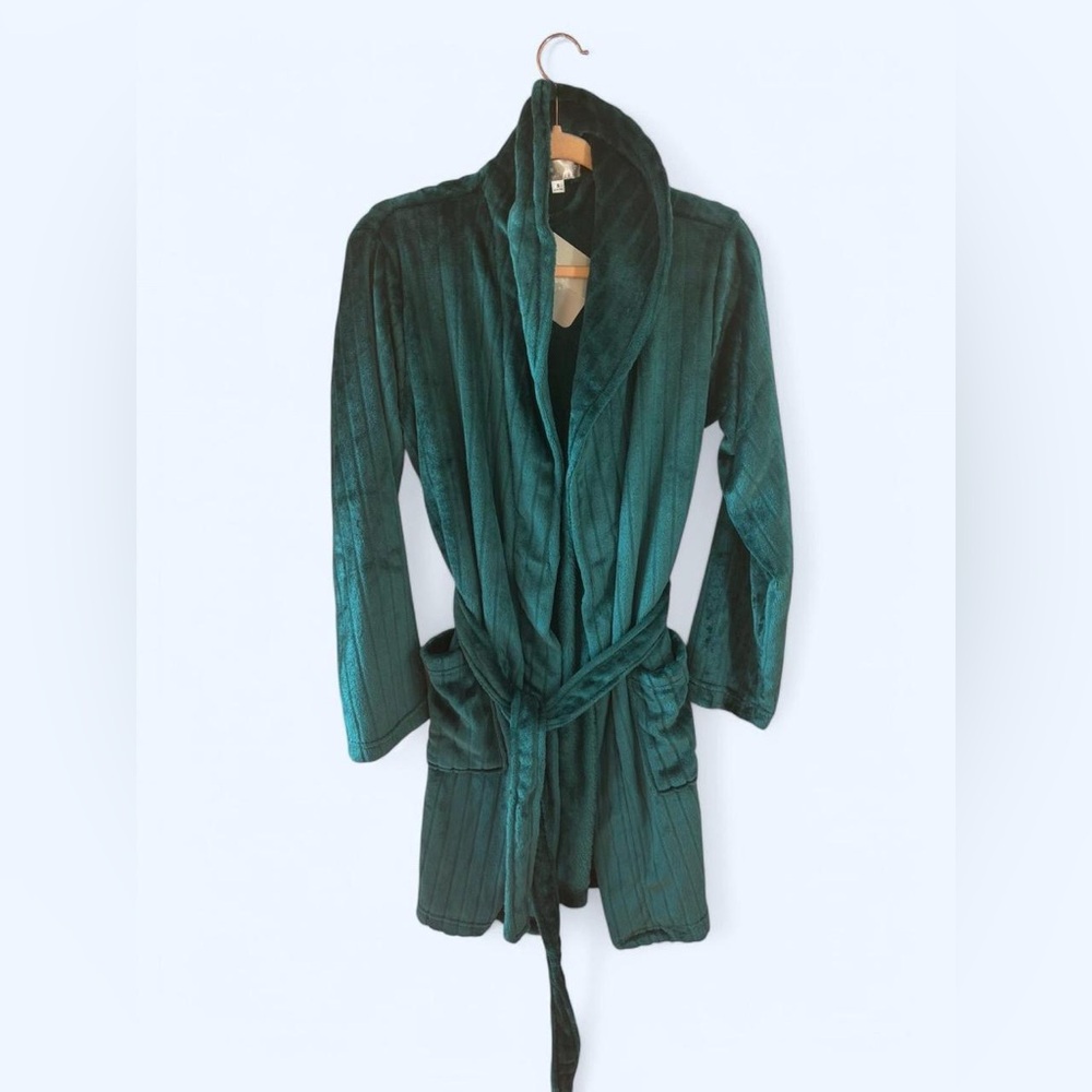 Emerald green robe with tie waist. Size small.